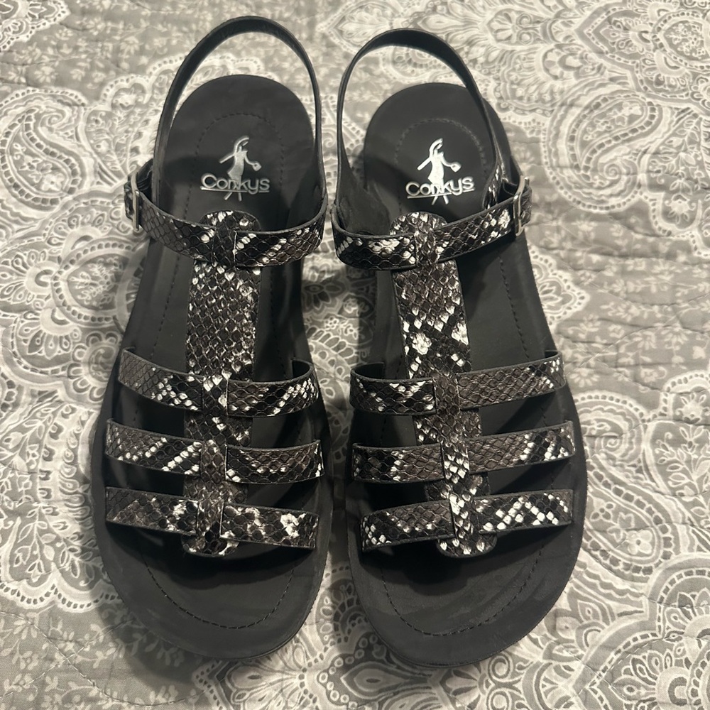 Corkys black and white buckle candles